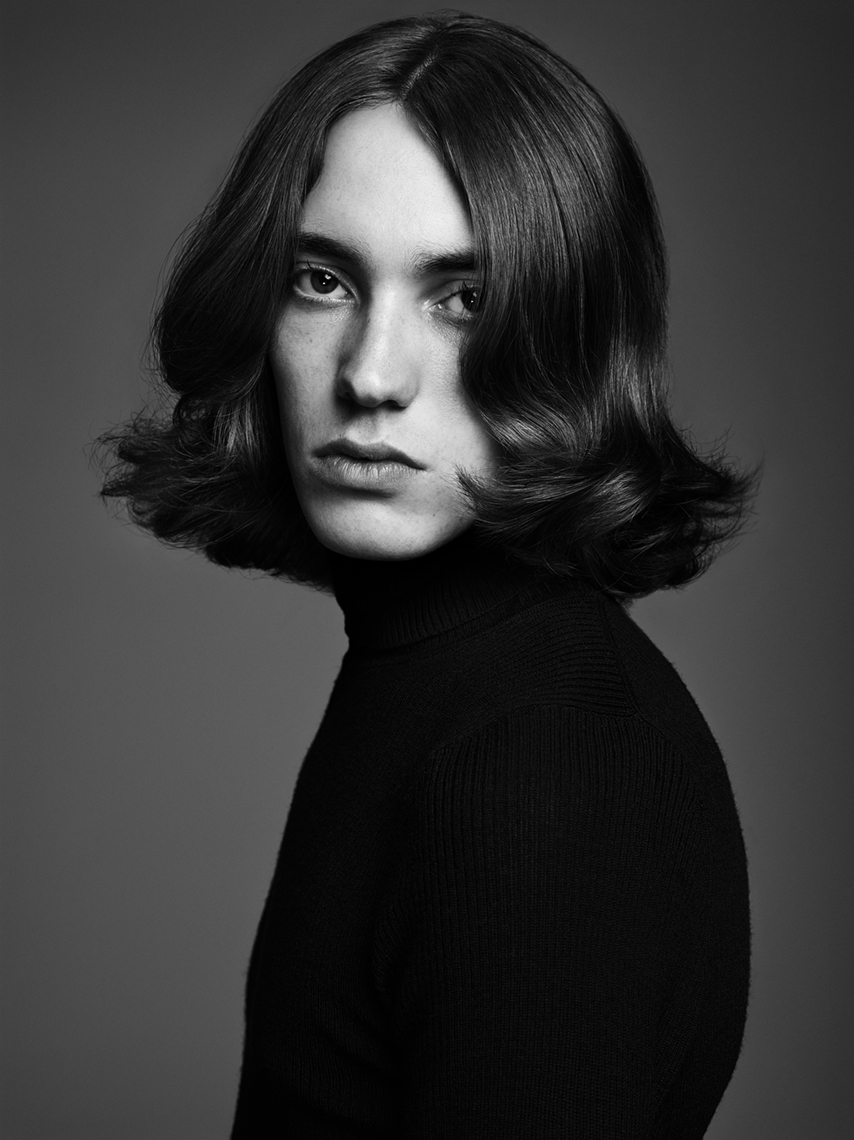 Hair_HareAndBone_02_Jenny_Hands_04