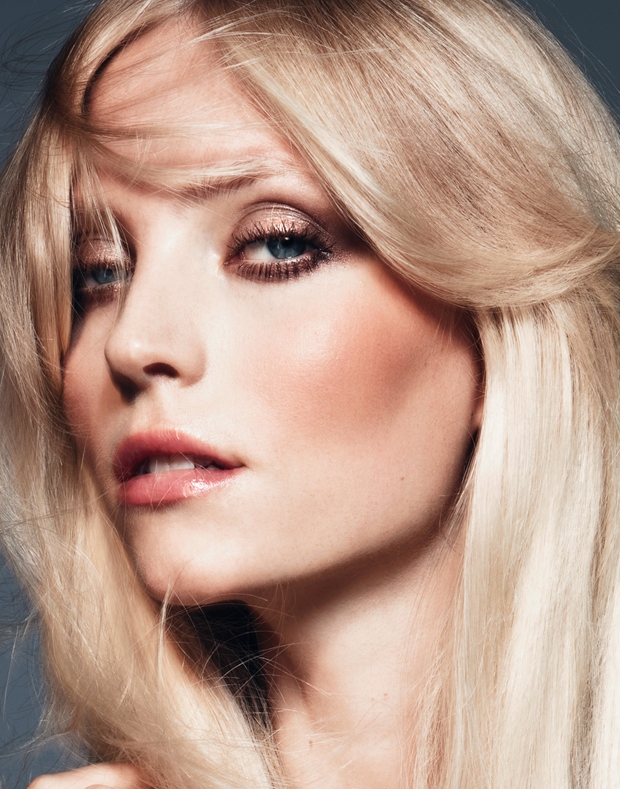 Muse_Beauty_Blonde_Gold_Jenny_Hands_03