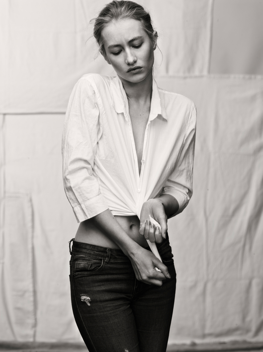 Muse_White_Shirt_Jenny_Hands_40
