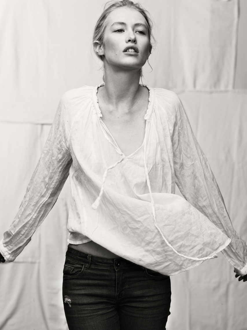 Muse_White_Shirt_Jenny_Hands_43